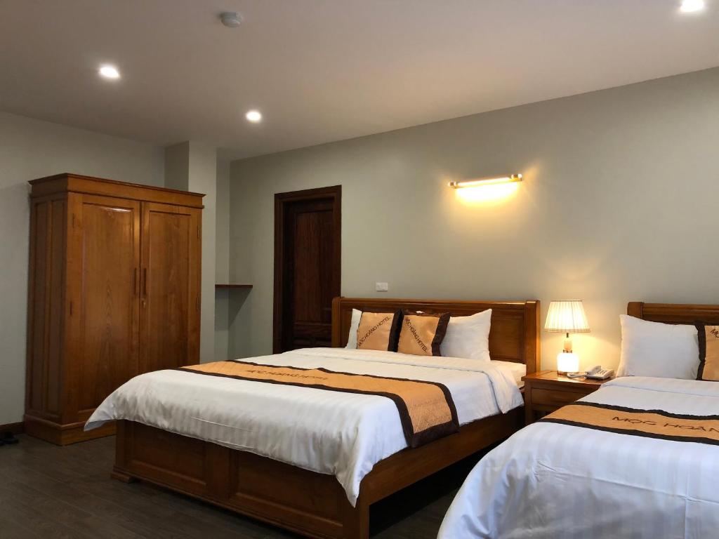 Postel nebo postele na pokoji v ubytování Moc Hoang Hotel