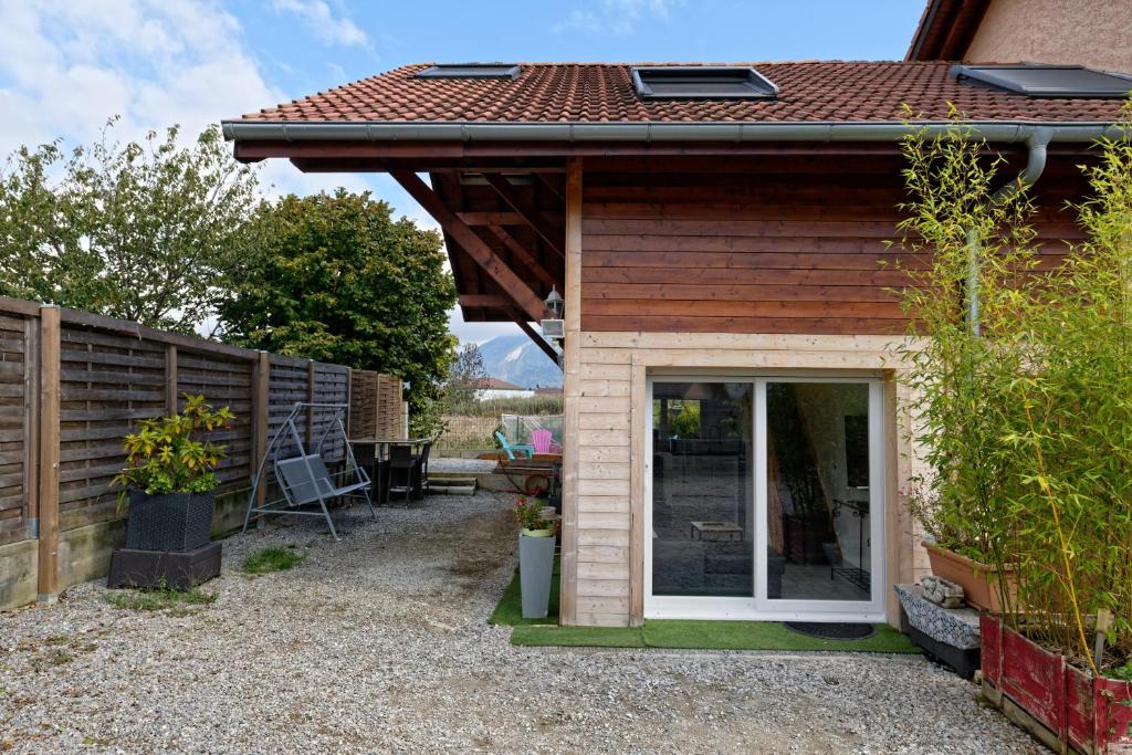 un hangar avec une porte coulissante en verre dans une cour dans l'établissement Le Coeur des Alpes, à Marnaz