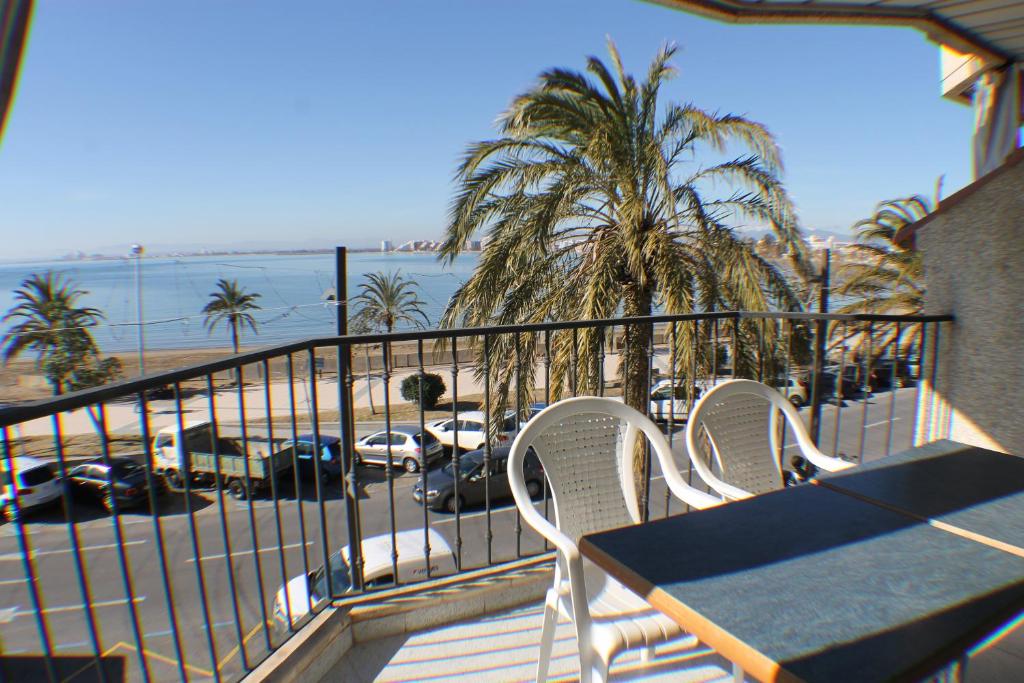 balcone con tavolo, sedie e vista sulla spiaggia di Agi Pi Sunyer Apartments a Roses