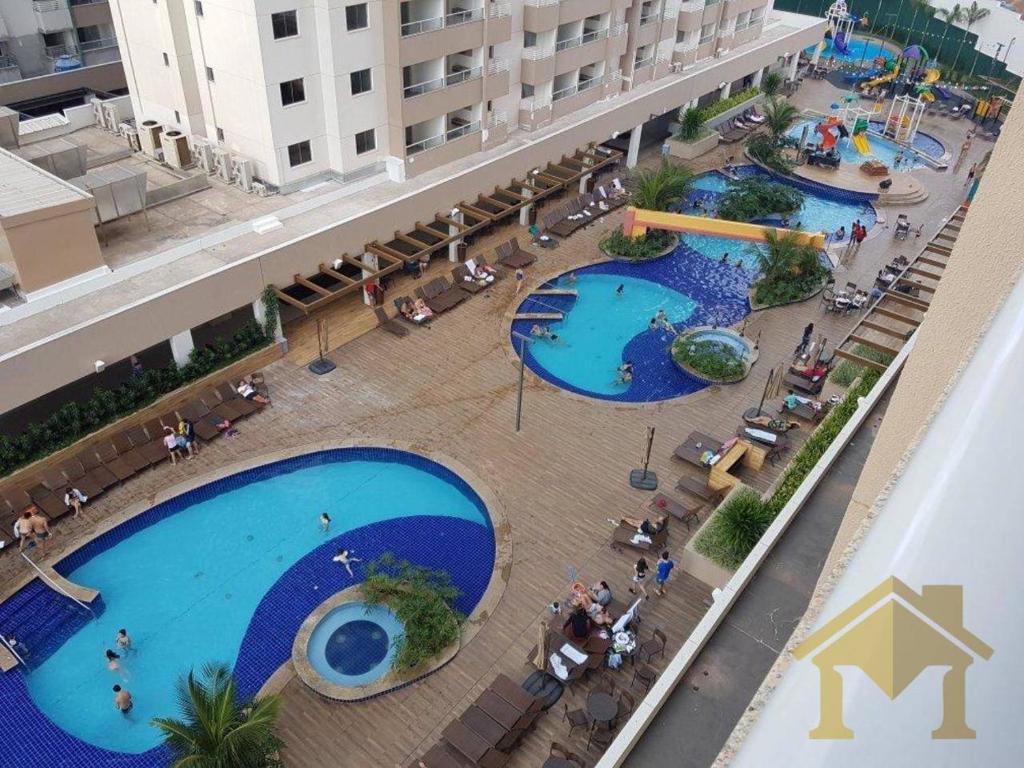 an overhead view of two swimming pools in a hotel at Apartamento Resort em Olímpia in Olímpia