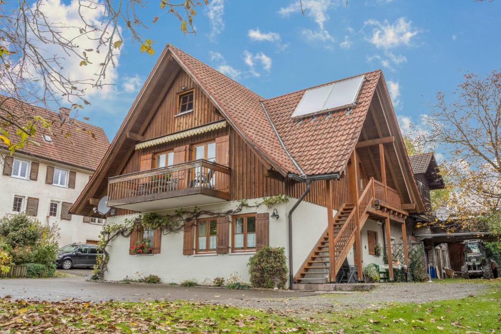 une maison avec un toit en bois dans l'établissement Obstgarten, à Lindau