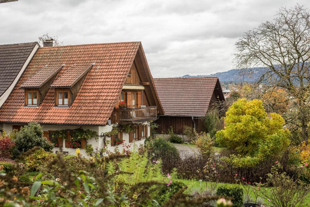 a house with a red roof and a garden at Apfelblüte in Lindau