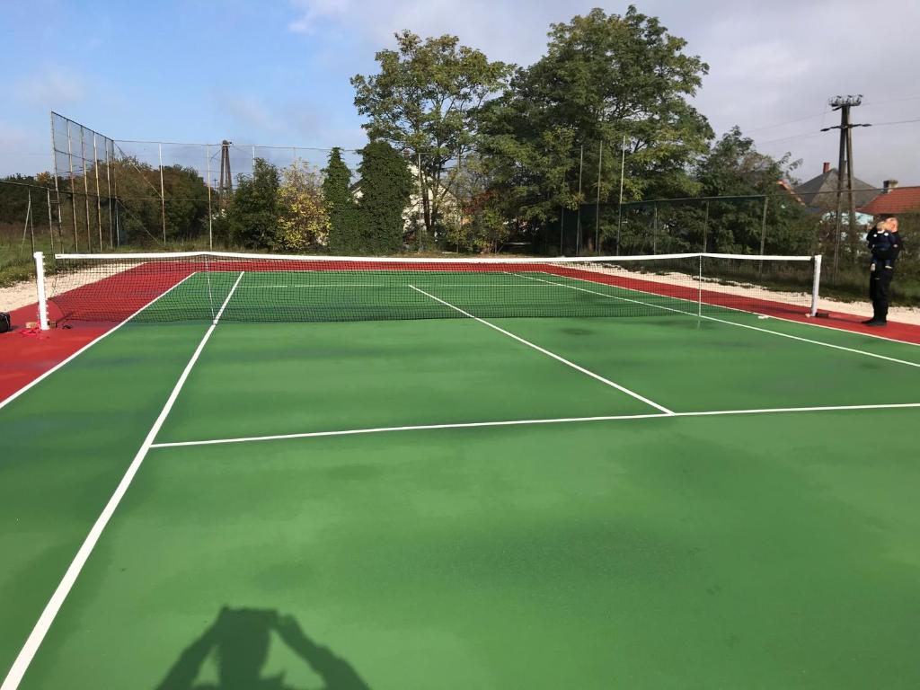 a tennis court with a net on top of it at Rosenberg Kúria in Táplánszentkereszt
