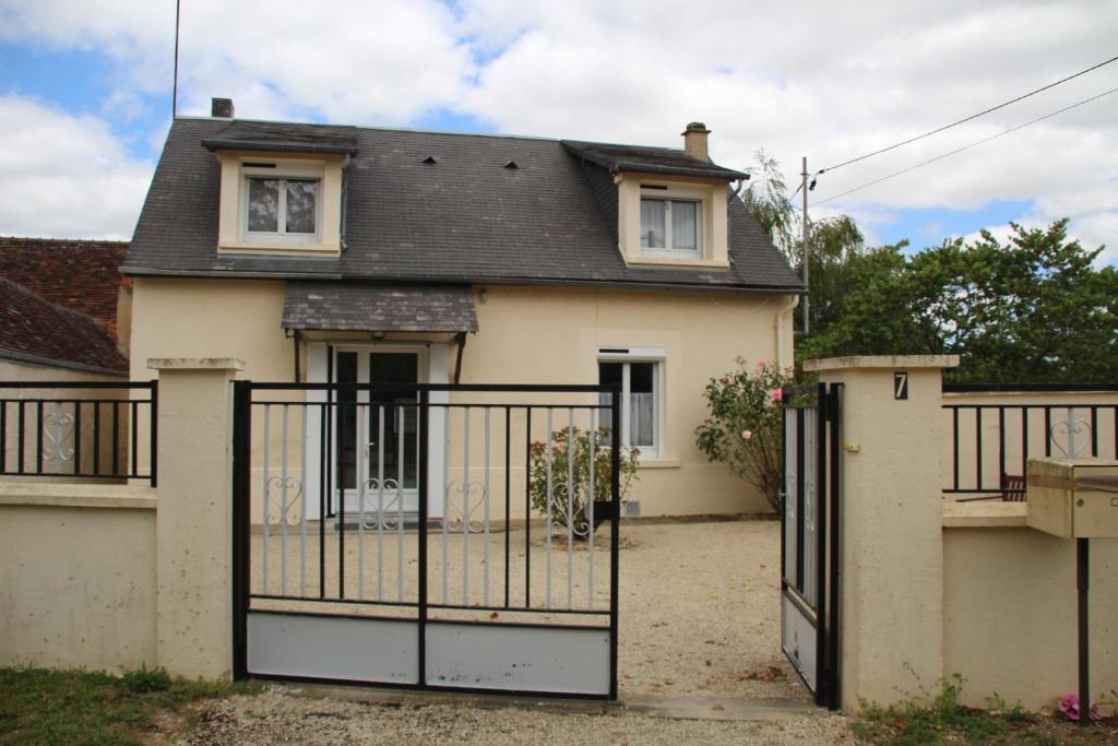 a house with a gate in front of it at Gite de Puychevrier in Mérigny