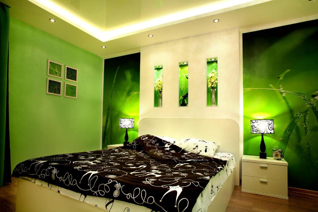 エカテリンブルクにあるGreenHouse Apartments Komsomolskayaの緑の壁のベッドルーム1室(ベッド1台付)