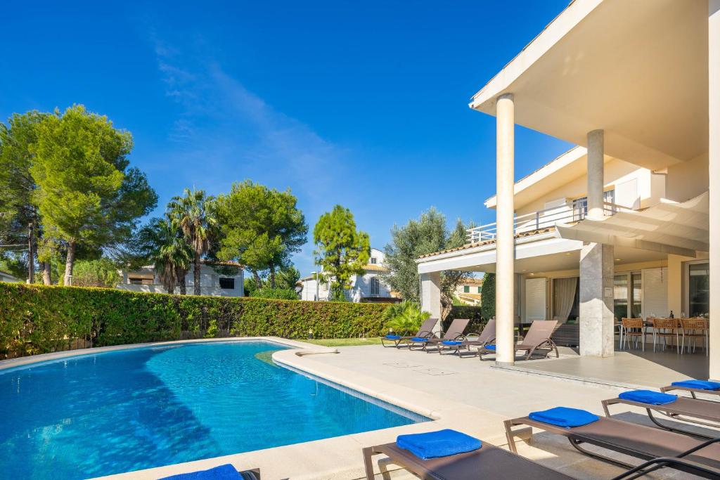 Bazén v ubytovaní Villa Can Monxo By SunVillas Mallorca alebo v jeho blízkosti