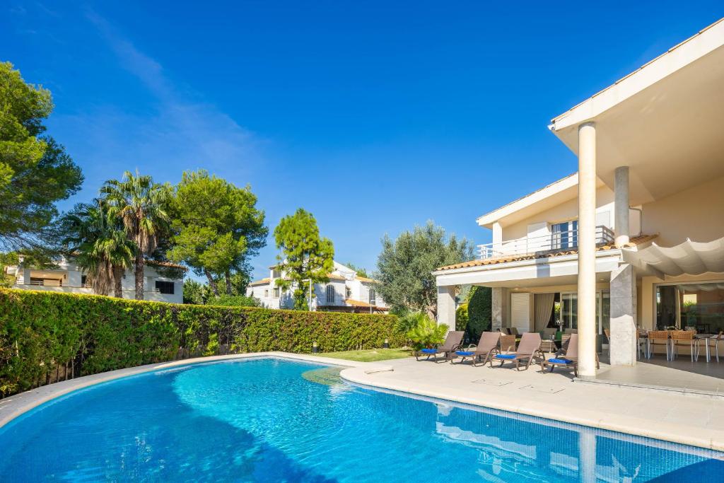 Bazén v ubytovaní Villa Can Monxo By SunVillas Mallorca alebo v jeho blízkosti