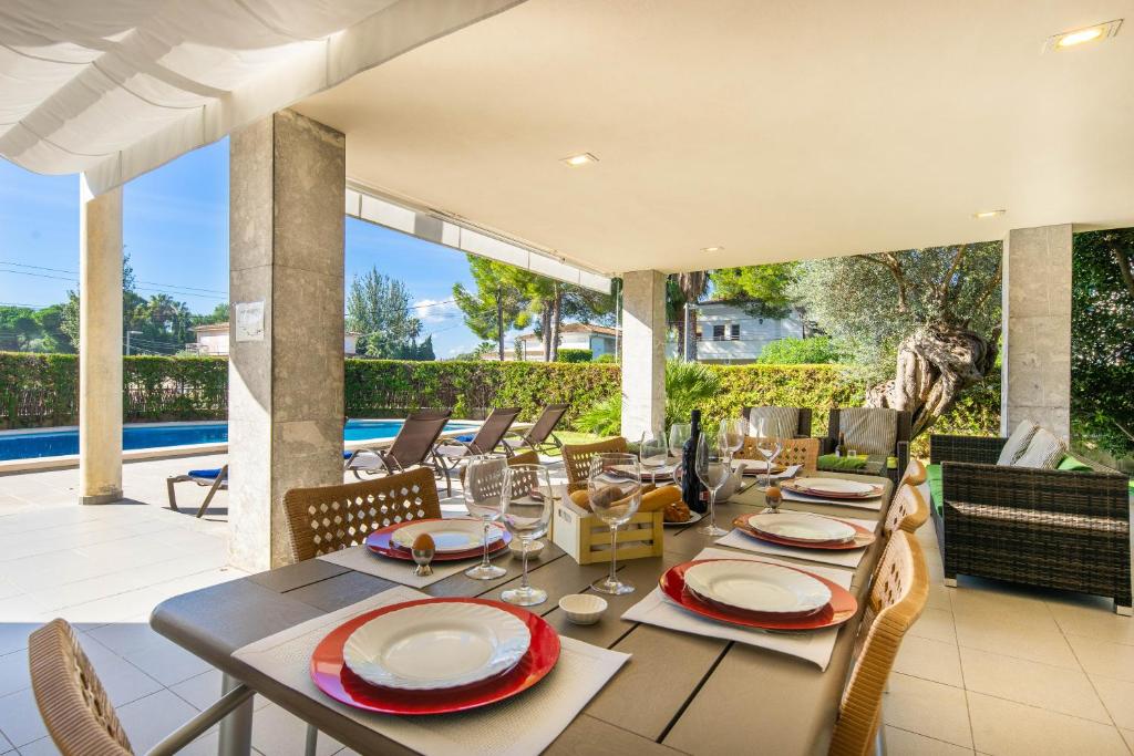 Bazén v ubytovaní Villa Can Monxo By SunVillas Mallorca alebo v jeho blízkosti