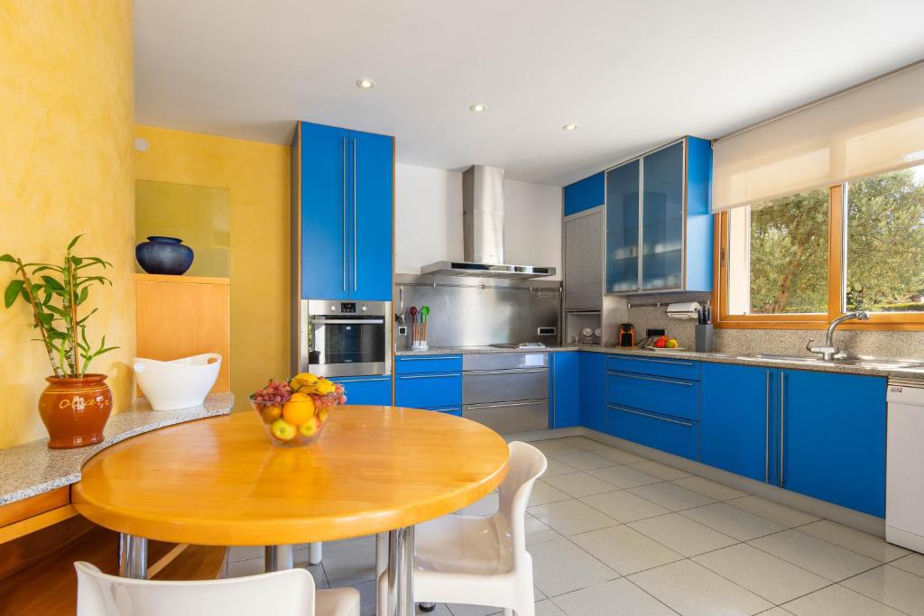 Kuchyňa alebo kuchynka v ubytovaní Villa Can Monxo By SunVillas Mallorca