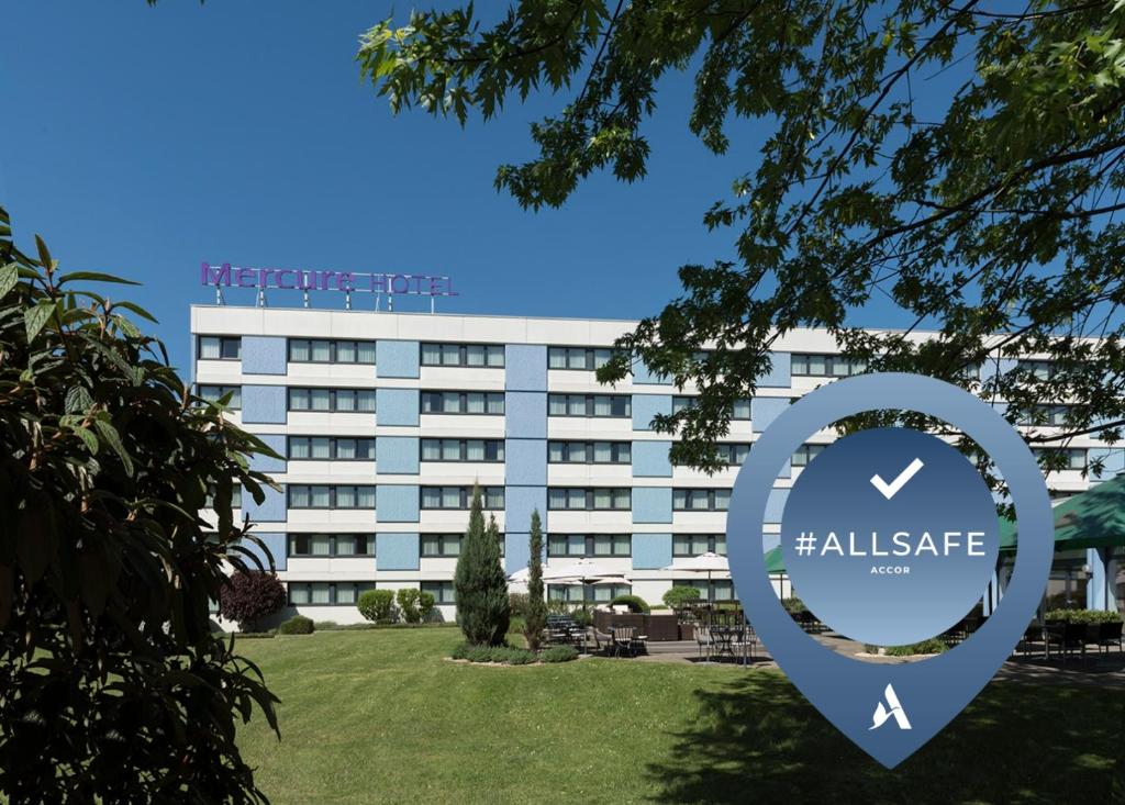 a sign in front of a building at Mercure Hotel Mannheim am Friedensplatz in Mannheim