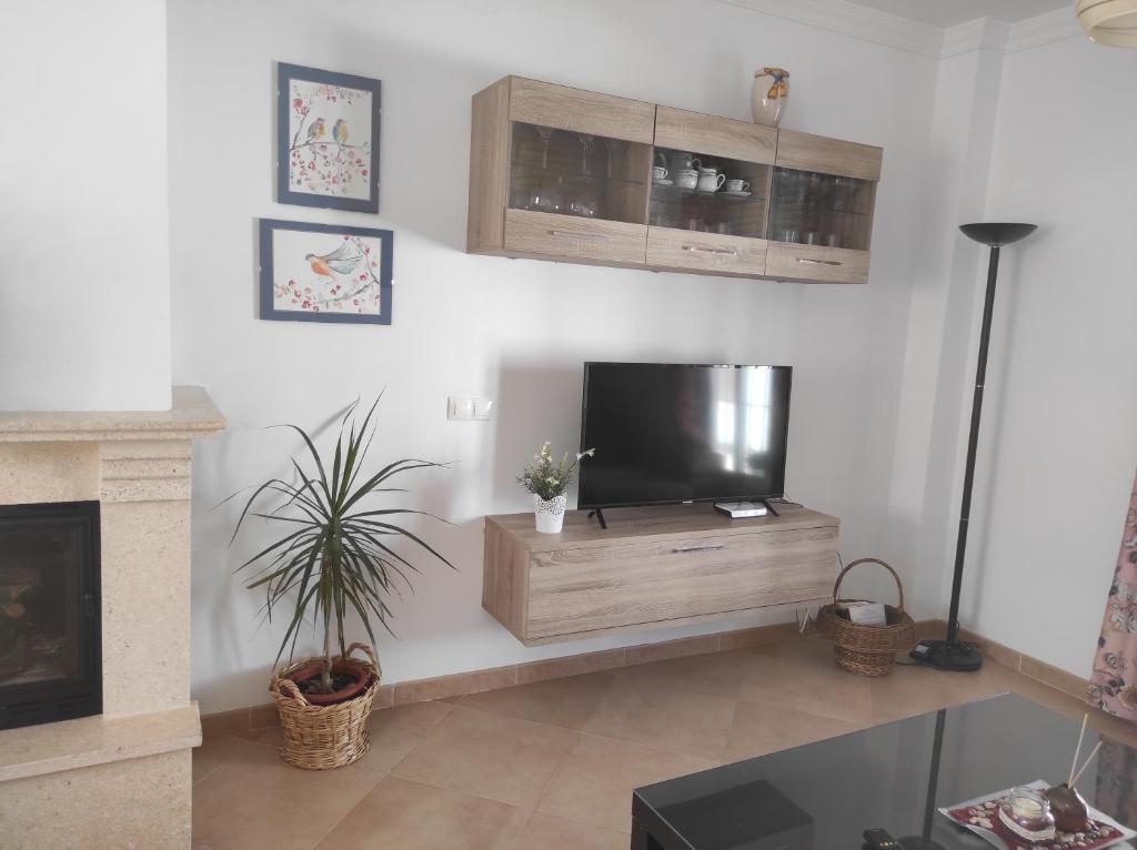 salon z telewizorem z płaskim ekranem na stojaku w obiekcie Casa nueva en Urbanización la Biznaga w mieście Sierra de Yeguas