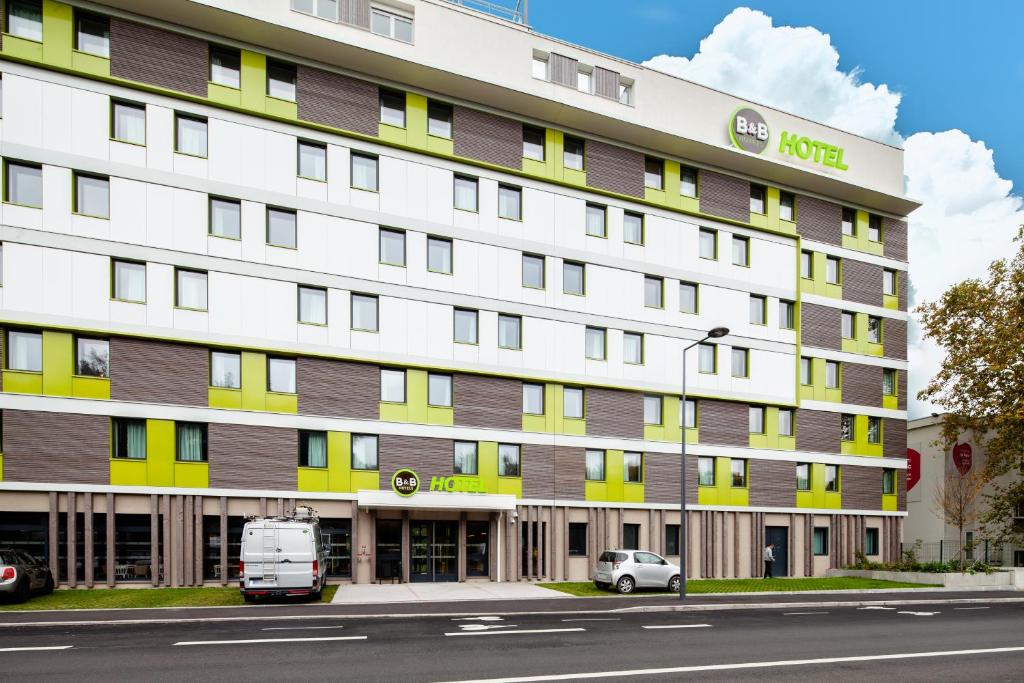 hotel z biało-żółtym budynkiem w obiekcie B&B HOTEL Paris Meudon Vélizy w mieście Meudon