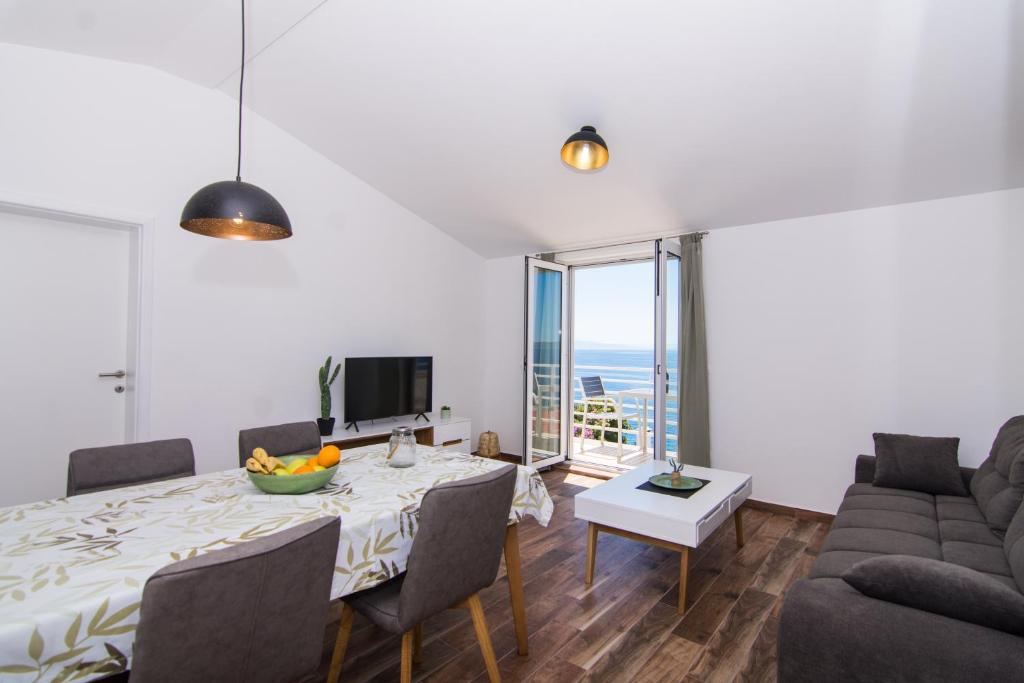 Televízia a/alebo spoločenská miestnosť v ubytovaní Apartments Lumini