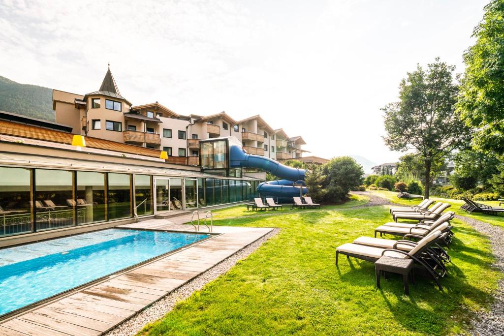 Bazén v ubytovaní Dolomiten Residenz - Sporthotel Sillian alebo v jeho blízkosti