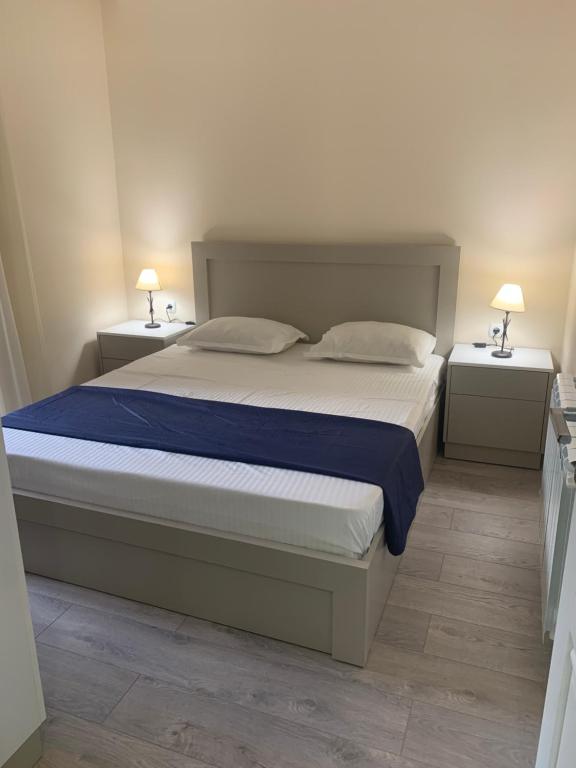 een slaapkamer met een groot bed met 2 nachtkastjes bij Art Apart 5 in Jerevan