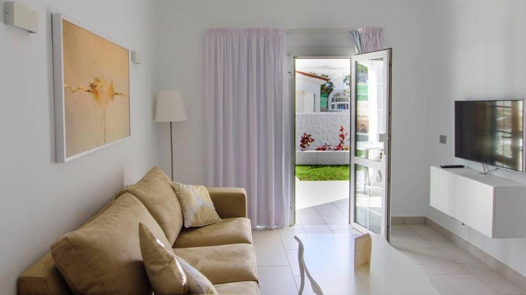 A television and/or entertainment centre at Bungalows Adonis