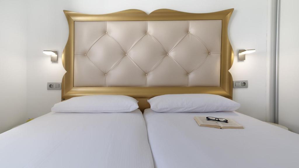 A bed or beds in a room at Bungalows Adonis