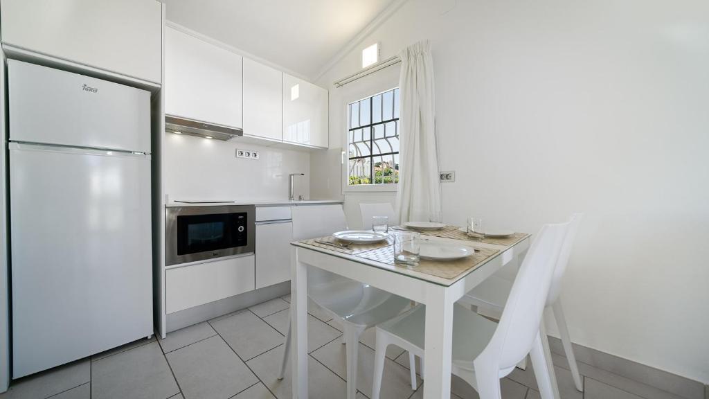 A kitchen or kitchenette at Bungalows Adonis