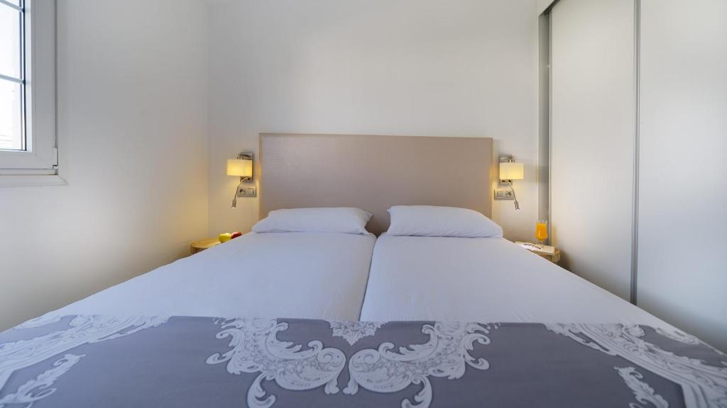 A bed or beds in a room at Bungalows Adonis