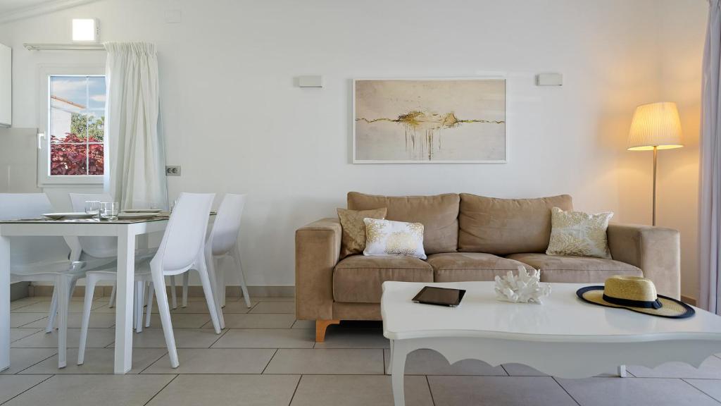 A seating area at Bungalows Adonis