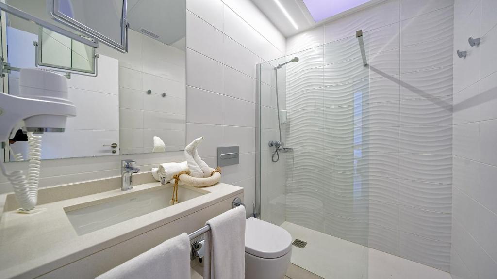 A bathroom at Bungalows Adonis