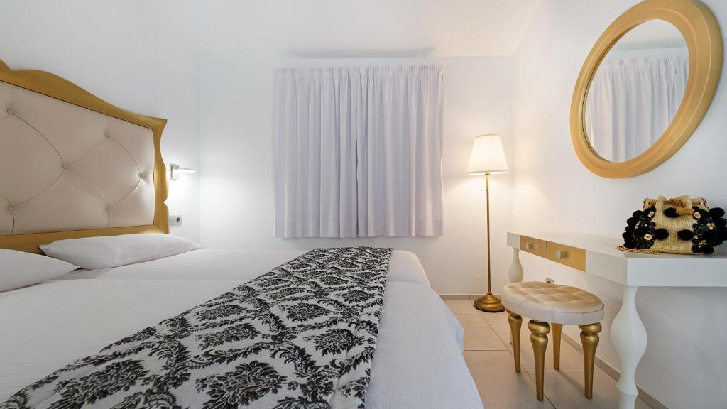 A bed or beds in a room at Bungalows Adonis