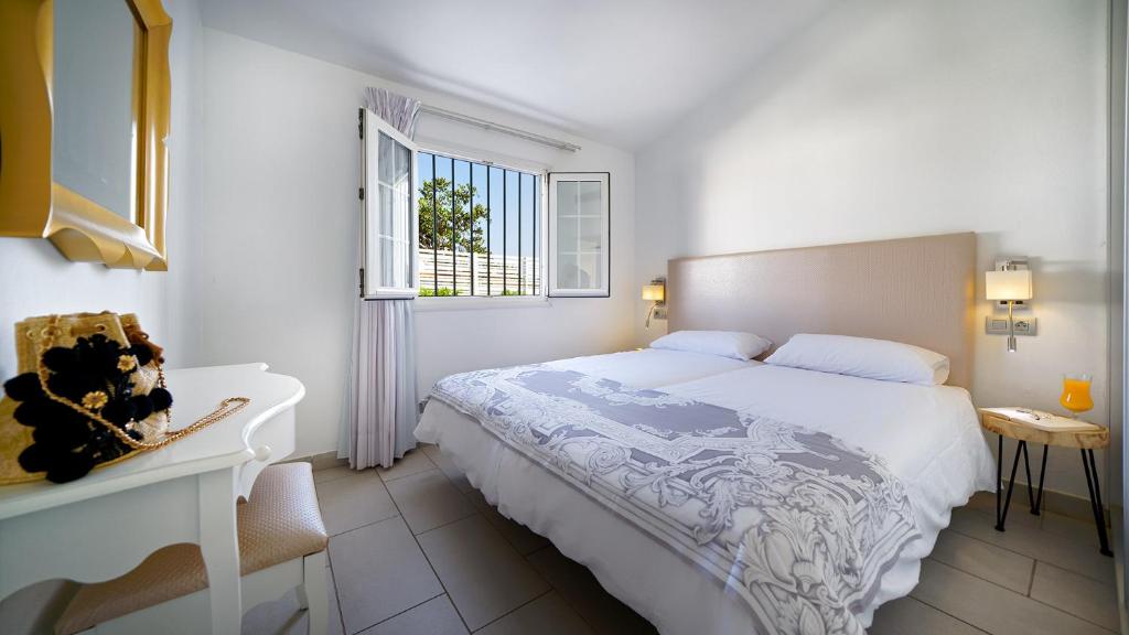 A bed or beds in a room at Bungalows Adonis