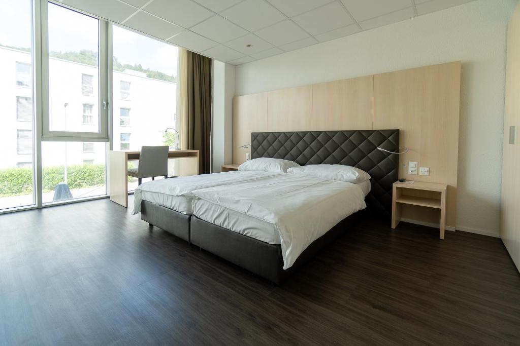 Postel nebo postele na pokoji v ubytování Los Lorentes Apartments Bern Airport