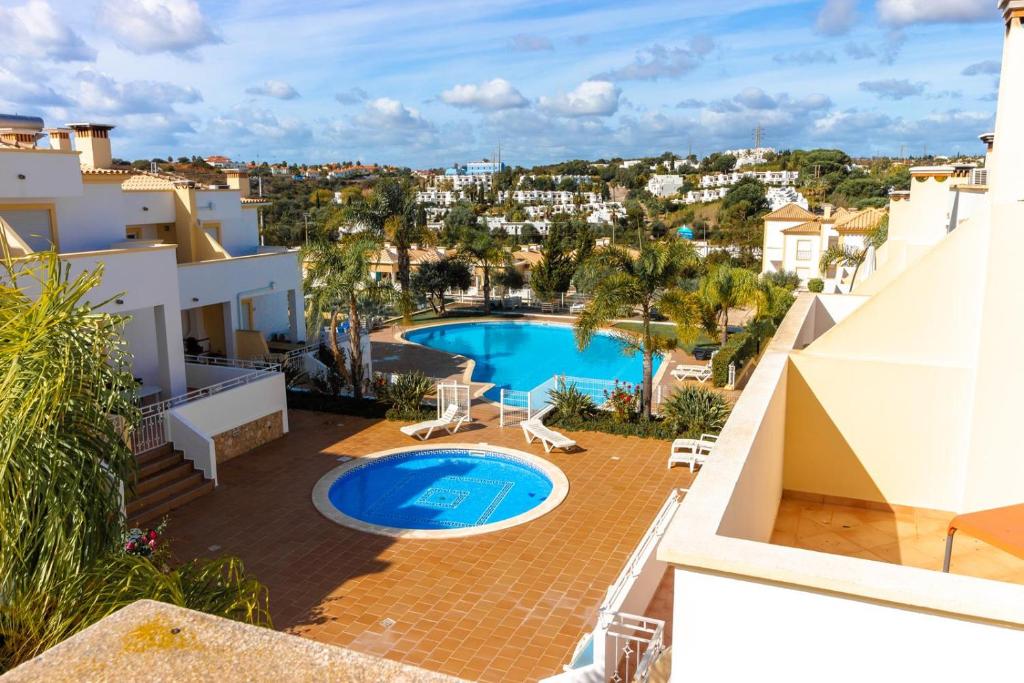 - une vue depuis le balcon d'une villa avec piscine dans l'établissement Sergio´s Place - FARM VILLAGE, à Albufeira