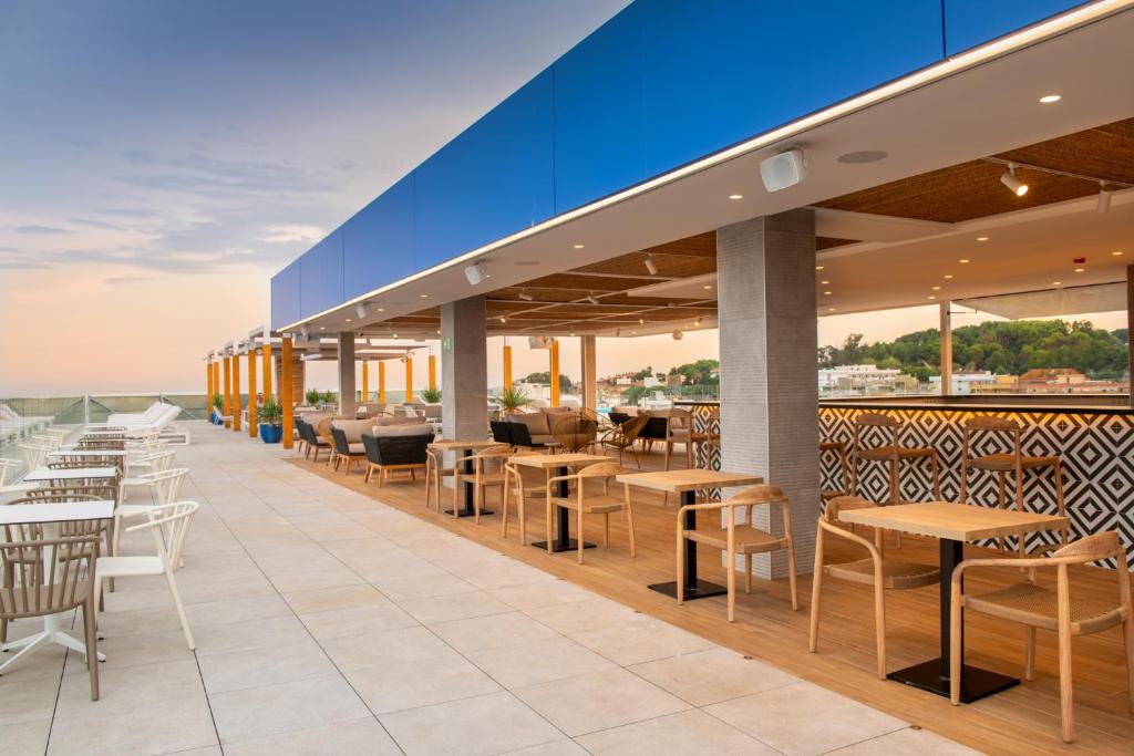 L'Azure Hotel 4* Sup餐厅或其他用餐的地方