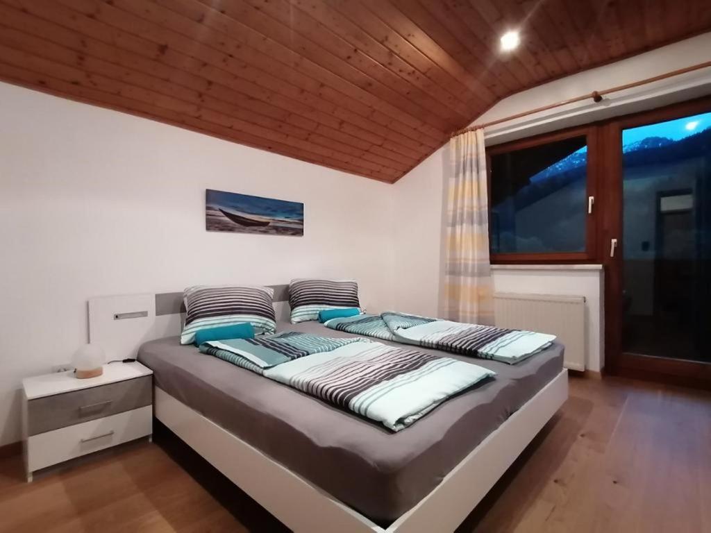 ein großes Bett in einem Zimmer mit Fenster in der Unterkunft Ferienwohnung Stiegengraben in Göstling an der Ybbs
