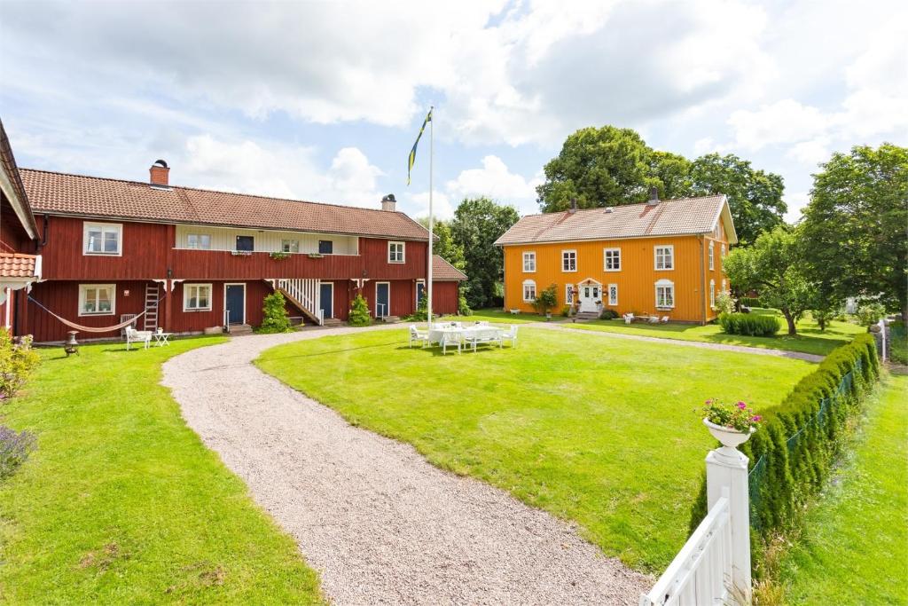 Asphyttan的住宿－Bergsmansgårdens Gästhus，一座房子,旁边是草地庭院
