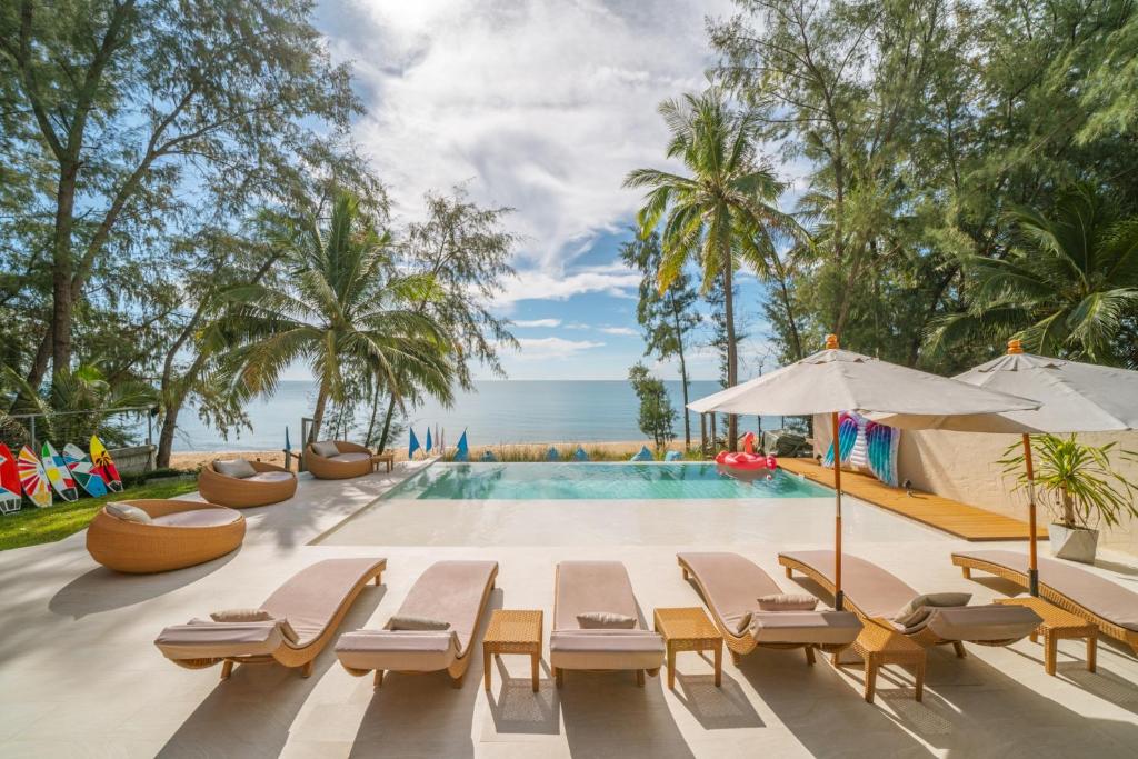 Bazén v ubytování Resto Sea Resort - Baan Krut nebo v jeho okolí