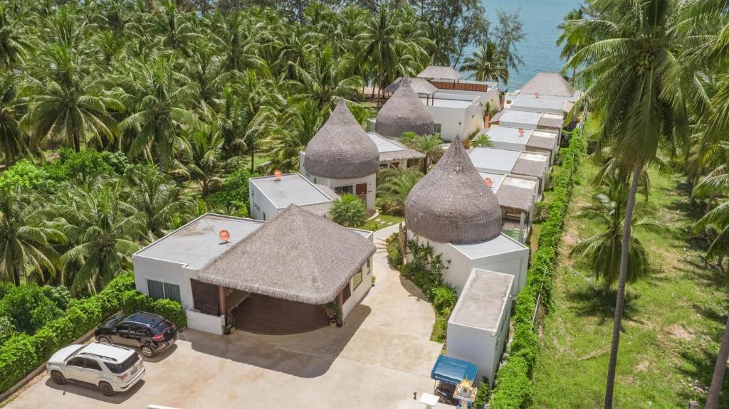 班武里府的住宿－Resto Sea Resort - Baan Krut，棕榈树一排房屋的空中景观