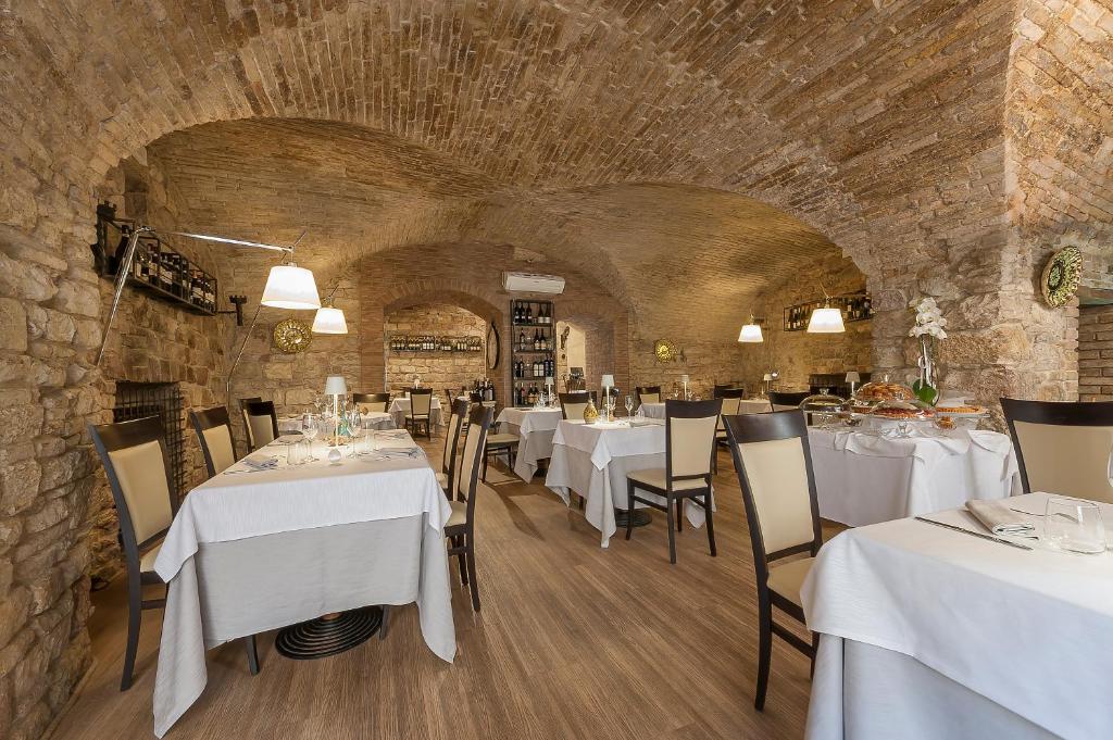 Restauracja lub miejsce do jedzenia w obiekcie Asisium Boutique Hotel