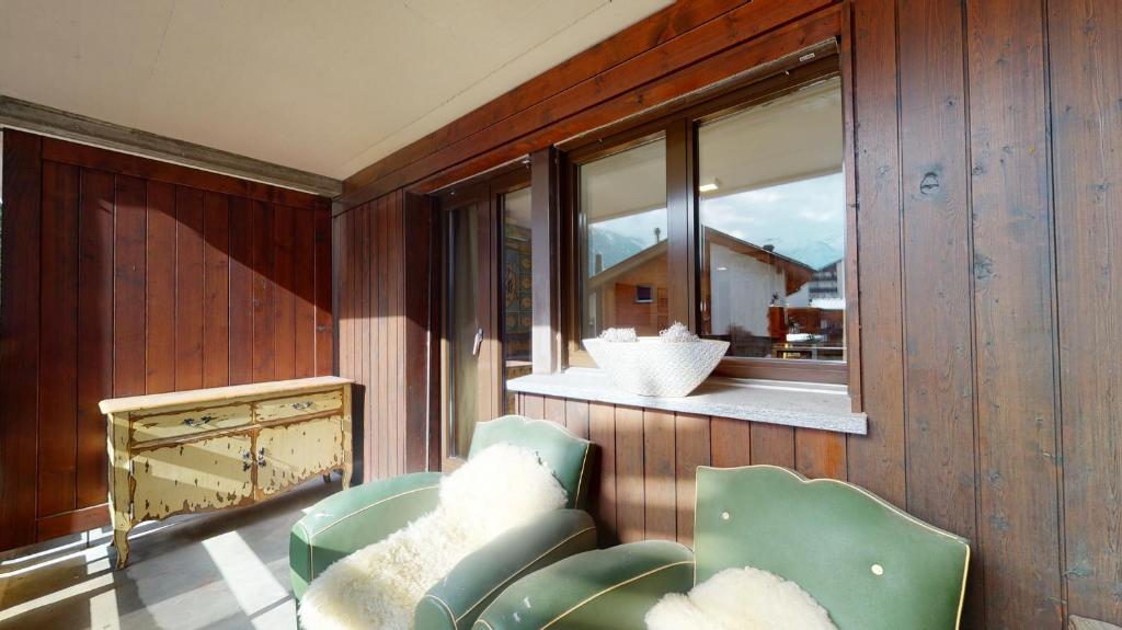 Posezení v ubytování Bright studio with balcony & view to the Matterhorn