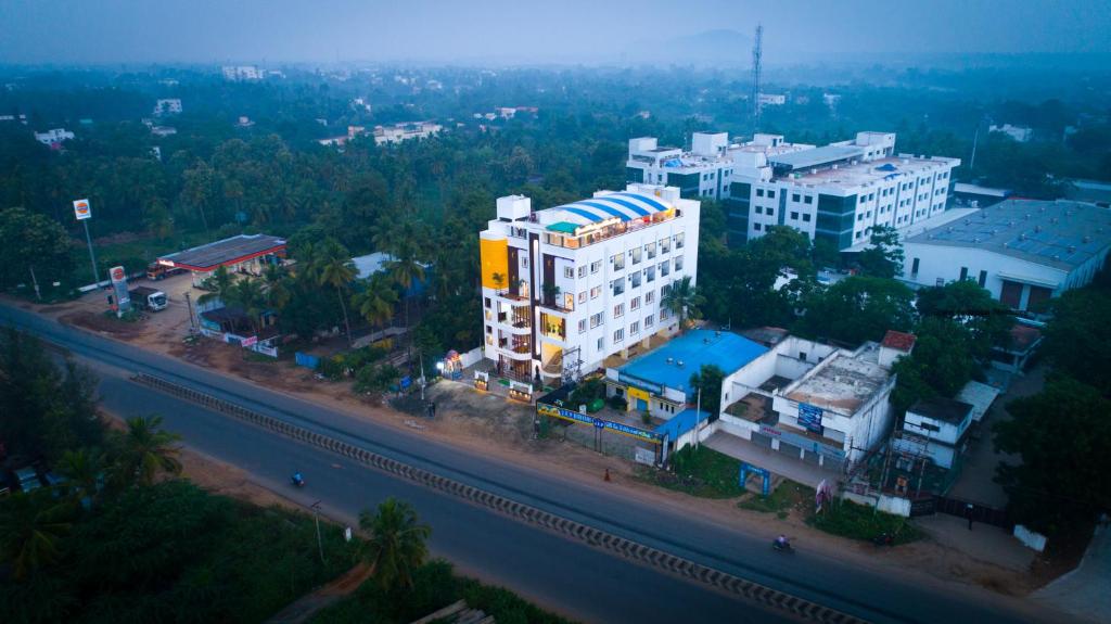 una vista aérea de una ciudad con un edificio en Grand Padappai Residency en Chennai