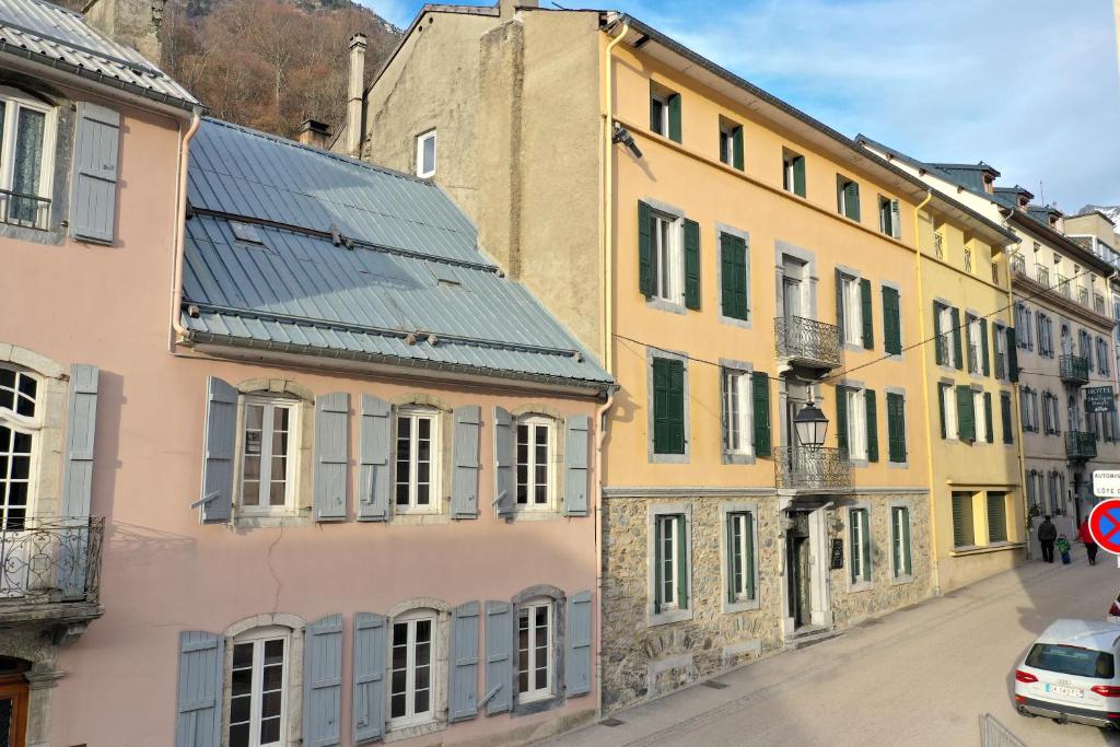 una fila de edificios coloridos en una calle en Résidence Richelieu, en Barèges