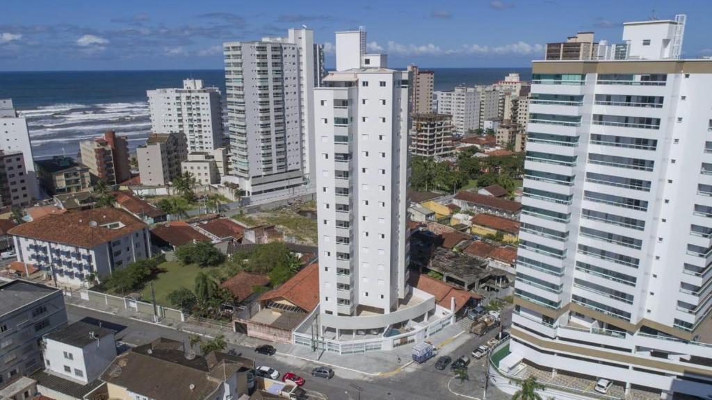 une vue aérienne sur une ville avec de grands bâtiments dans l'établissement AP 71 COSTA VERDE PRAIA GRANDE, à Praia Grande