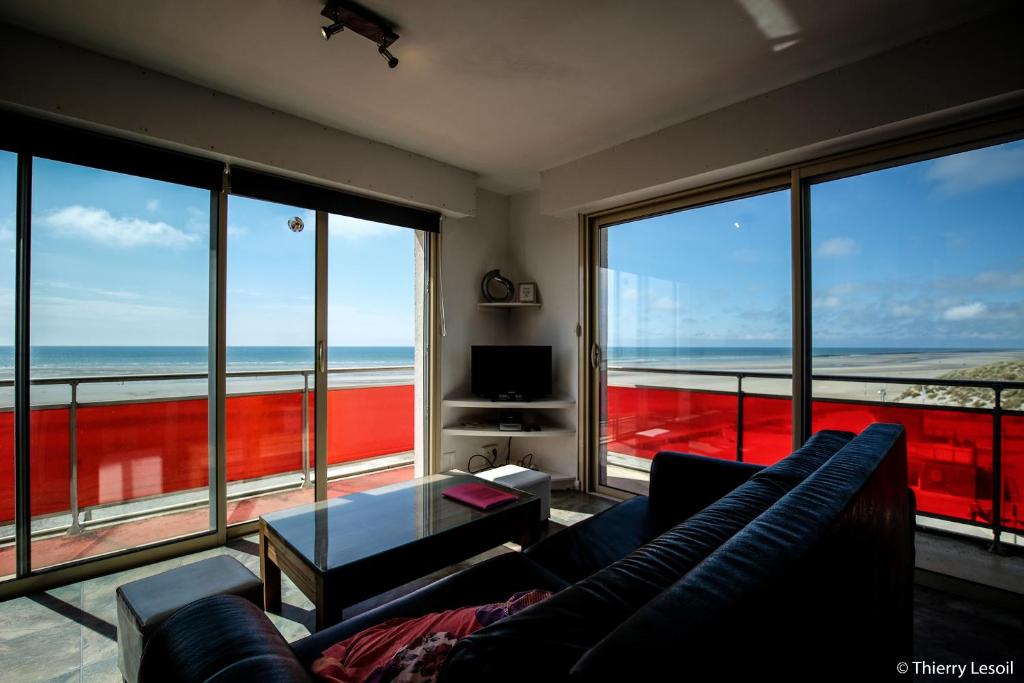 - un salon avec un canapé et une vue sur l'océan dans l'établissement LES HORIZONS, à Camiers
