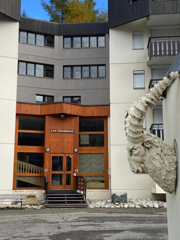 un edificio con una estatua delante de él en Appartement Les Menuires en Les Menuires