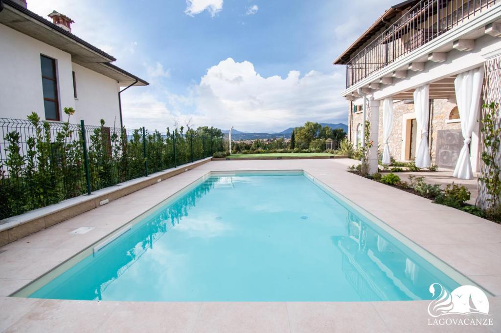 einen Pool im Hinterhof eines Hauses in der Unterkunft Luxus Gardoncino in Manerba del Garda