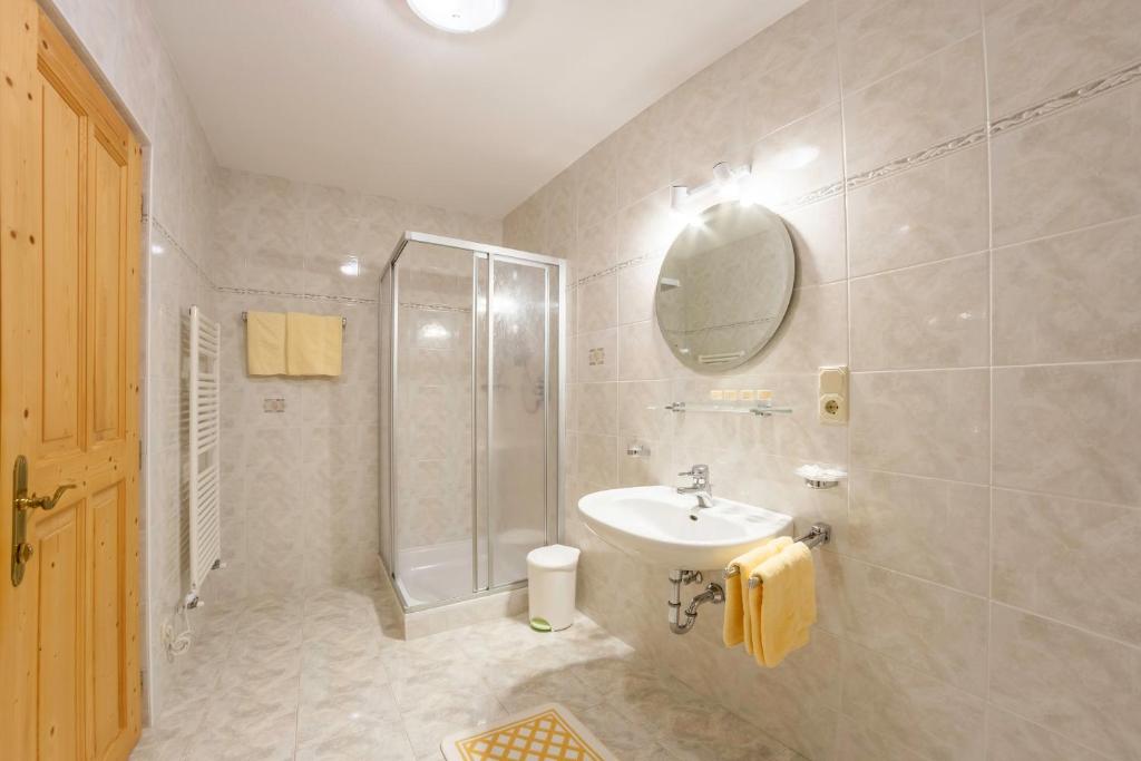 Kúpeľňa v ubytovaní Hotel Garni Angerer