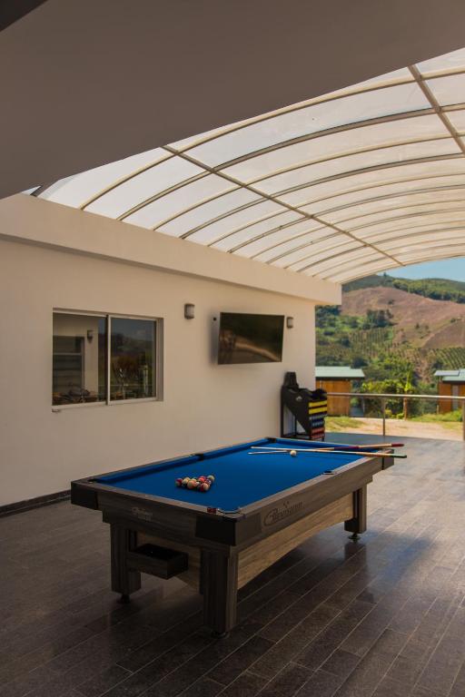 Una mesa de billar en Hotel Resort Del Cafe