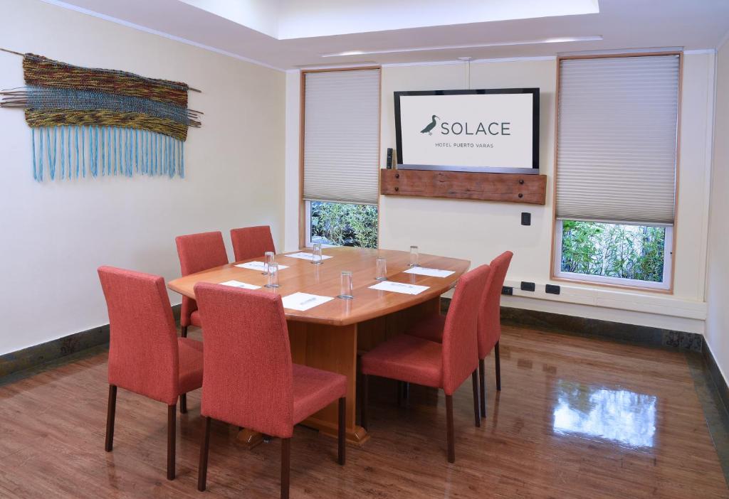TV a/nebo společenská místnost v ubytování Solace Hotel Puerto Varas