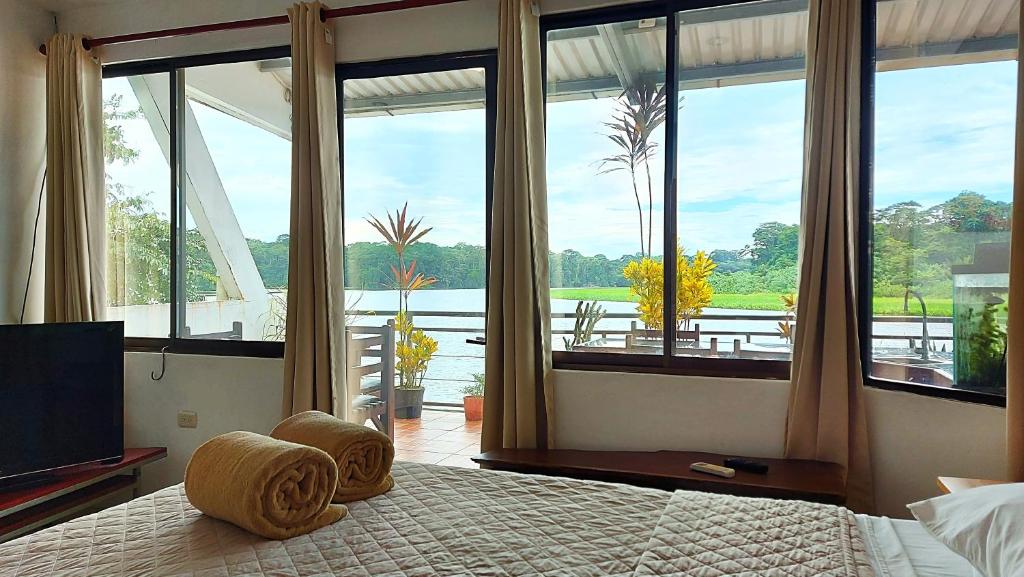 Postel nebo postele na pokoji v ubytování Tortuguero Adventures GuestHouse