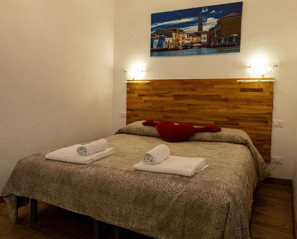une chambre avec un lit avec deux serviettes dessus dans l'établissement Ca' del Megio, à Venise