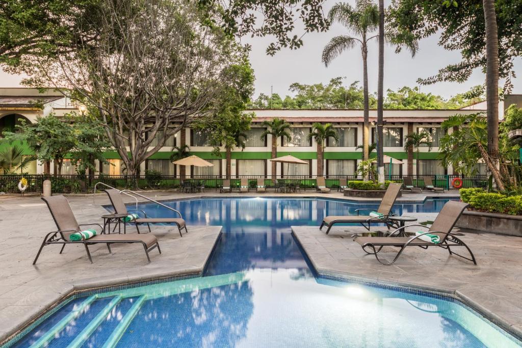 Bazén v ubytování Holiday Inn Guadalajara Expo Plaza del Sol by IHG nebo v jeho okolí
