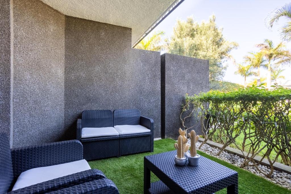 Posedenie v ubytovaní Home2Book Stunning La Quinta, Pool