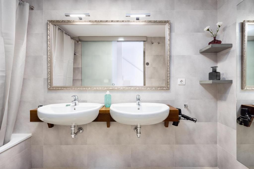 Kúpeľňa v ubytovaní Home2Book Stunning La Quinta, Pool